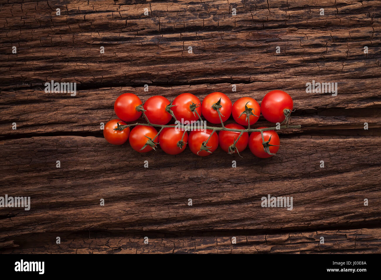 Bio frische Kirschtomaten auf hölzernen Hintergrund Stillleben Gemüse frische Rohkost gesund Stockfoto