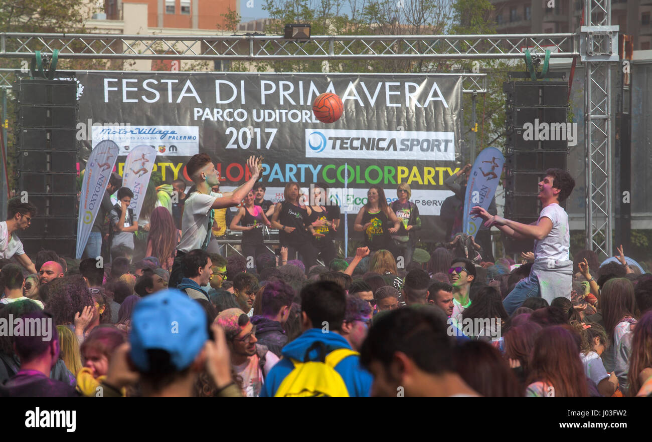 In Palermo war Uditore Park die Kulisse für die erste Ausgabe des "Frühlingsfest", am 9. April 2017, wo Hunderte von jungen Menschen in der Farbe Party teilgenommen. Bunten Staub feierten die Ankunft des Frühlings, ähnlich wie das indische fest der Fruchtbarkeit "Holi". Stockfoto