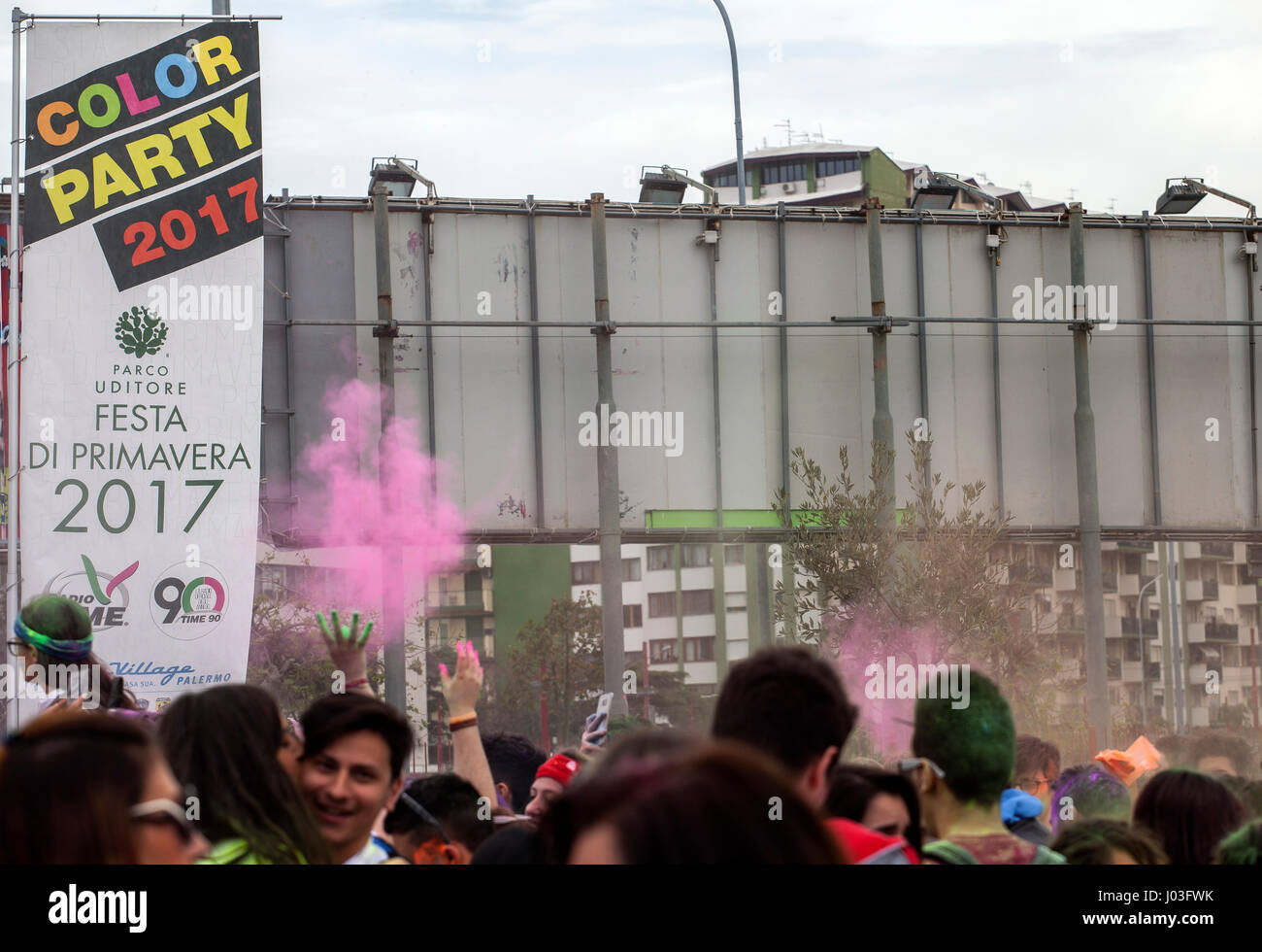 In Palermo war Uditore Park die Kulisse für die erste Ausgabe des "Frühlingsfest", am 9. April 2017, wo Hunderte von jungen Menschen in der Farbe Party teilgenommen. Bunten Staub feierten die Ankunft des Frühlings, ähnlich wie das indische fest der Fruchtbarkeit "Holi". Stockfoto