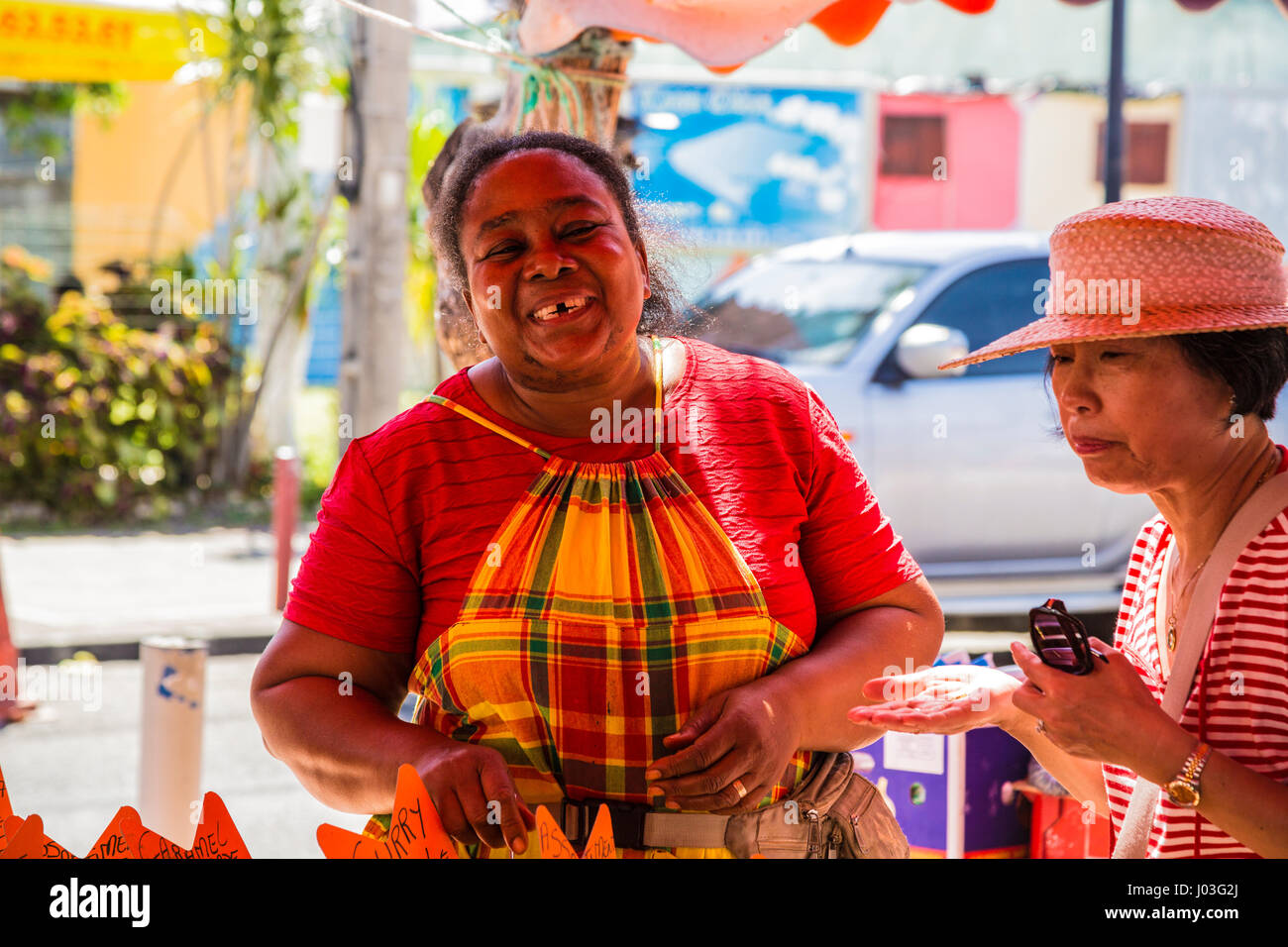 Auf dem Markt der Rotonde in Pointe-à-Pitre Guadeloiupe Stall-Inhaber und Kunden Stockfoto