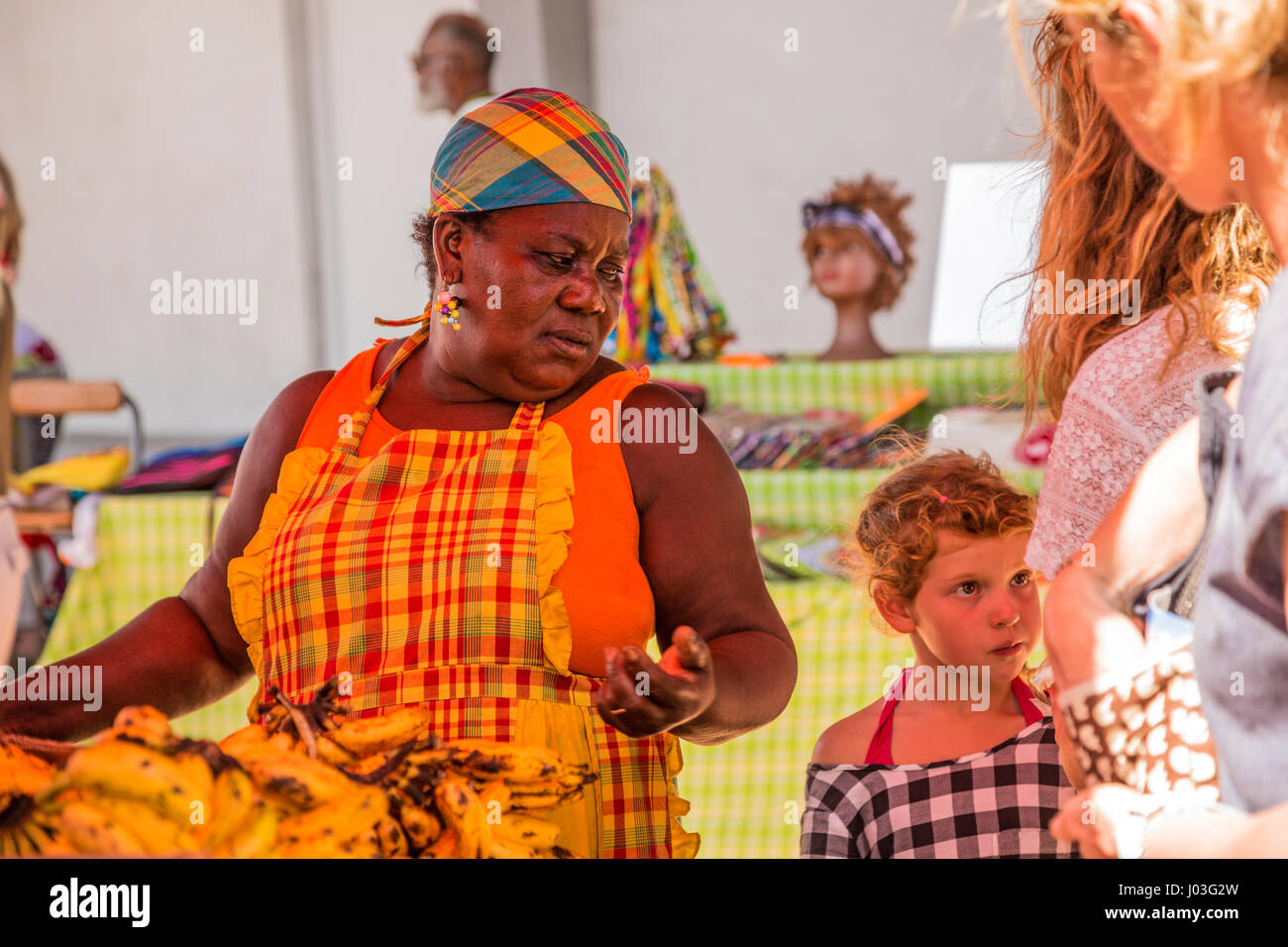 Auf dem Markt der Rotonde in Pointe-à-Pitre Guadeloiupe Stall-Inhaber und Kunden Stockfoto
