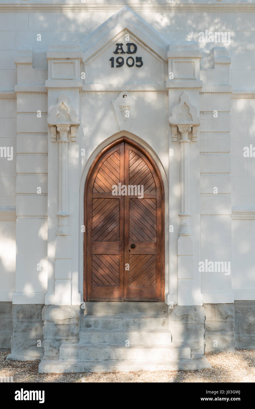 Eine Tür von der Dutch Reformed Church in Nieu-Bethesda, ein historisches Dorf in der Provinz Eastern Cape. Die Kirche wurde im Jahre 1905 gebaut. Stockfoto