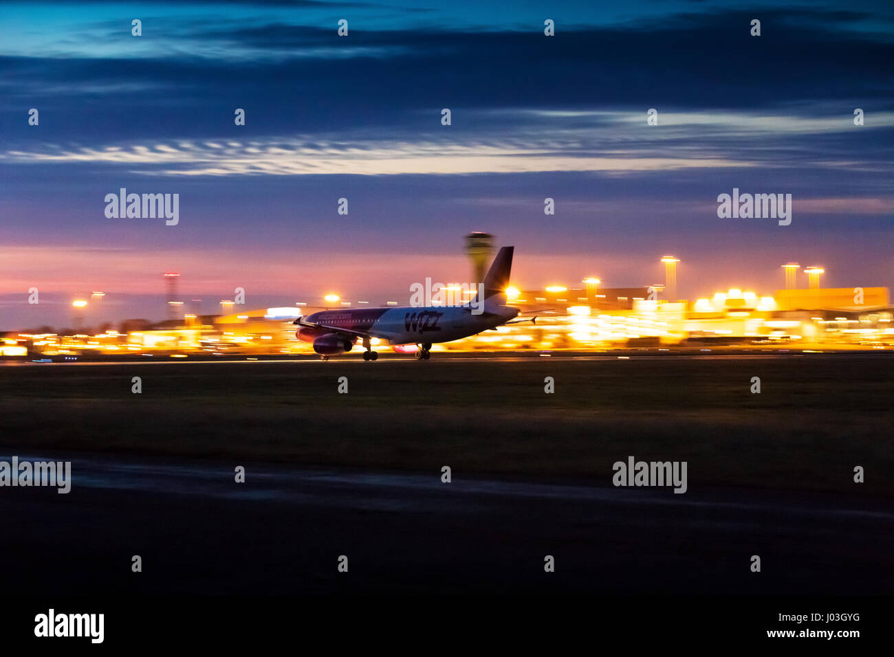 Wizzair Airbus A320 Landung am 17. Februar 2017 am Flughafen London Luton, Bedfordshire, UK Stockfoto