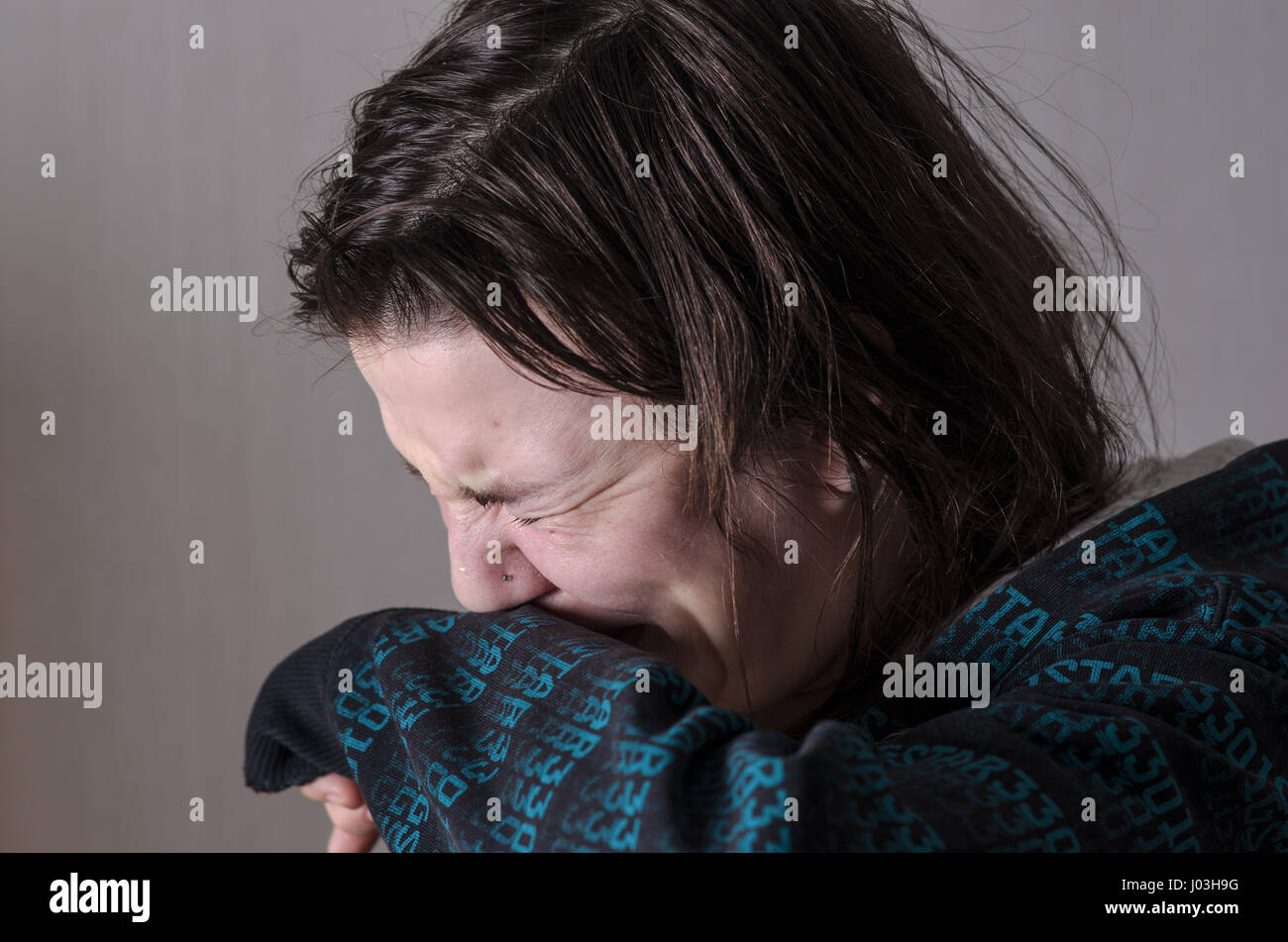 Mädchen weint verzweifelt. Trauer und echte Emotionen. Stockfoto