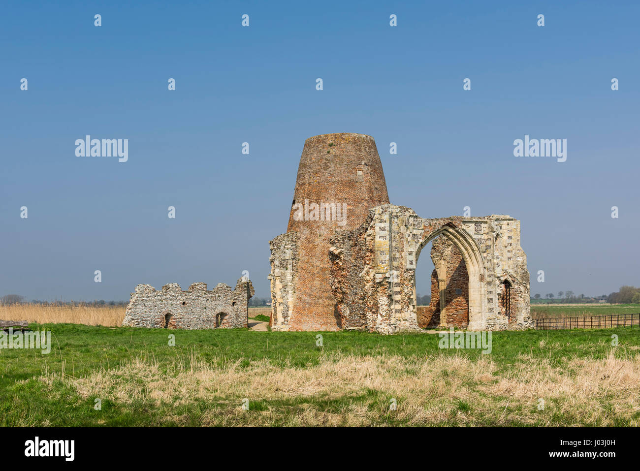 Ruinen einer Windmühle, Überreste der Abtei von St. Benet, Ludham, Norfolk Boards, Norfolk, England Stockfoto