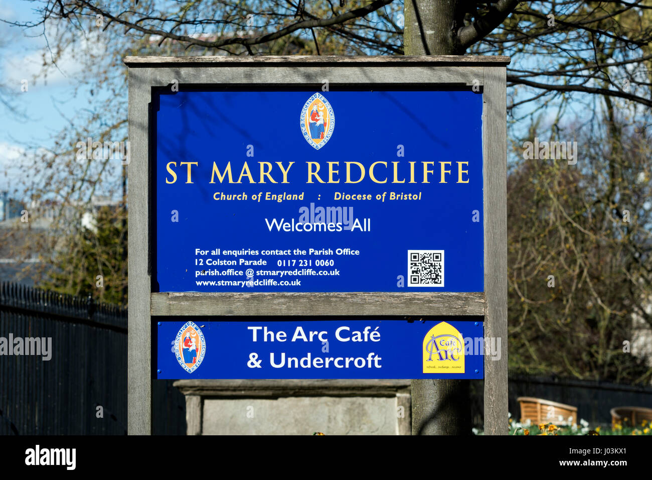 Informationstafel vor Kirche St. Mary Redcliffe, Bristol, UK Stockfoto