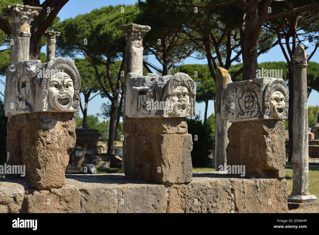 Rom. Italien. Ostia Antica. Aus Marmor Theatermasken an der Rückseite des Theaters. Stockfoto