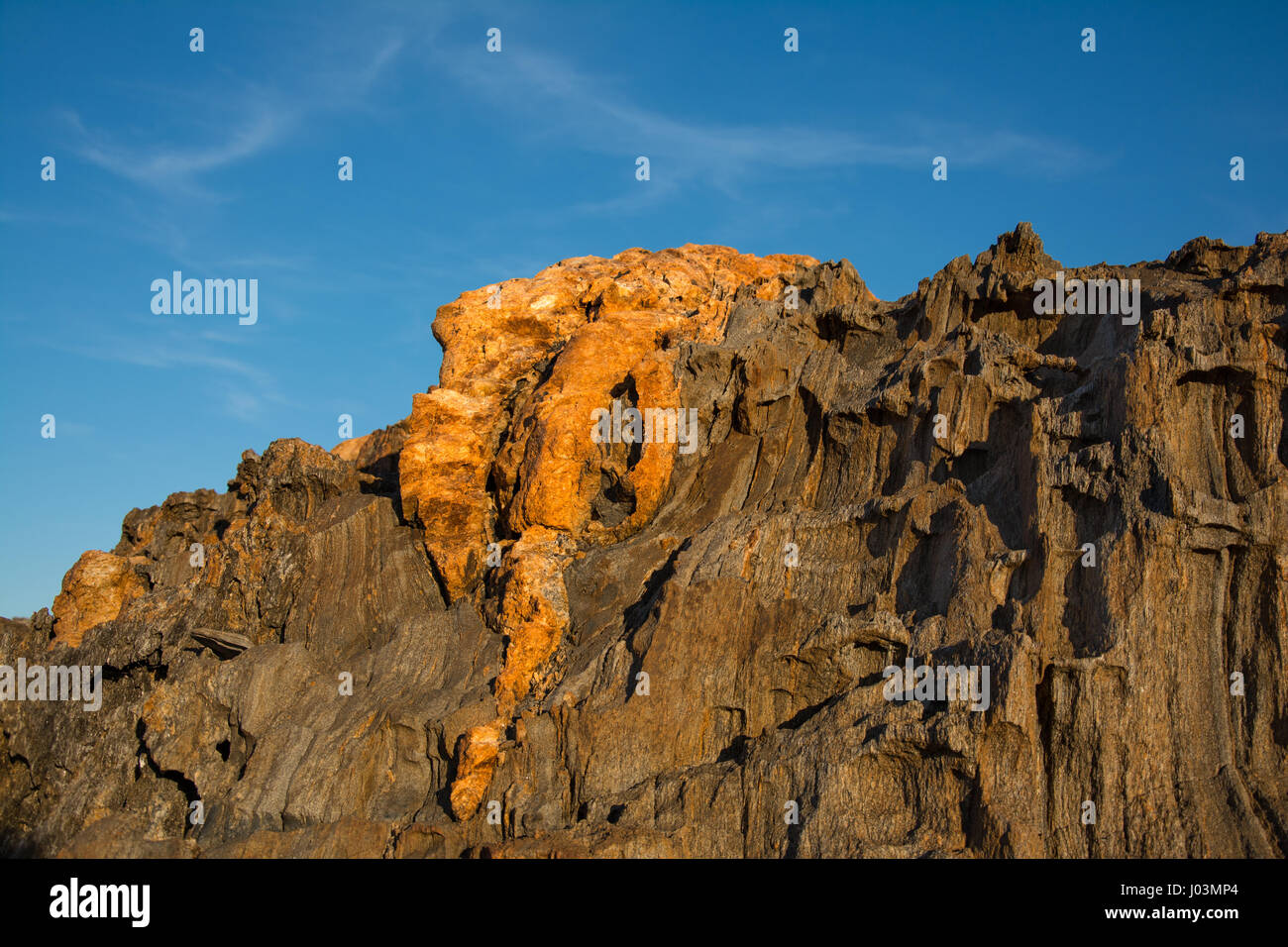 Bildung Felslandschaft mit blauem Himmel in Cap de Creus Nationalpark, Costa Brava, Katalonien, Spanien Stockfoto