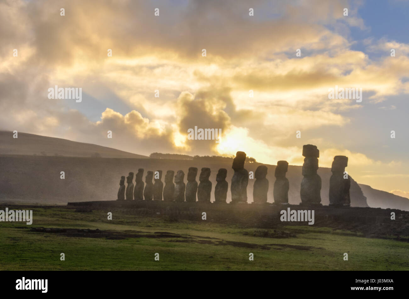 Sonnenaufgang am Ahu Tongariki Moai Standort an der Küste der Osterinsel, Chile Stockfoto