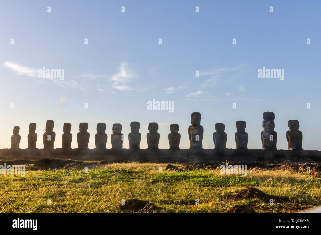 Blick auf die 15 Moai Statuen am Ahu Tongariki Standort auf der Osterinsel, Chile Stockfoto