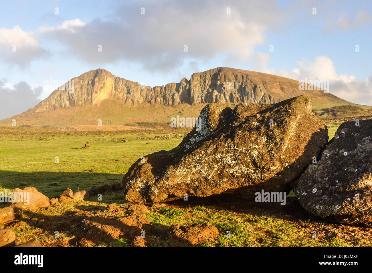 Blick auf die gefallenen Ruinen einer Moai-Statue in der Nähe von Ahu Tongariki Website, auf der Küste der Osterinsel, Chile Stockfoto