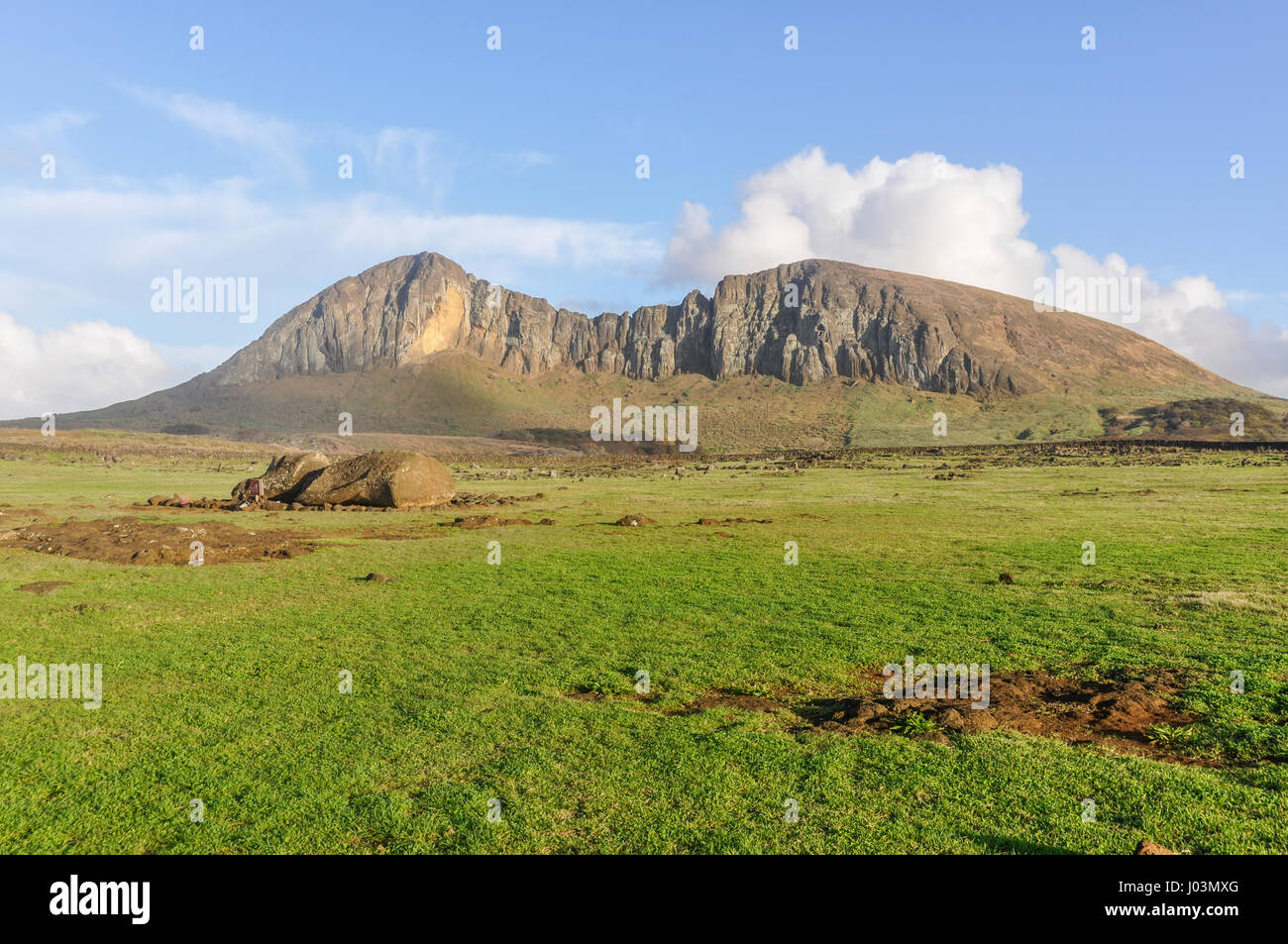 Blick auf die gefallenen Ruinen einer Moai-Statue in der Nähe von Ahu Tongariki Website, auf der Küste der Osterinsel, Chile Stockfoto