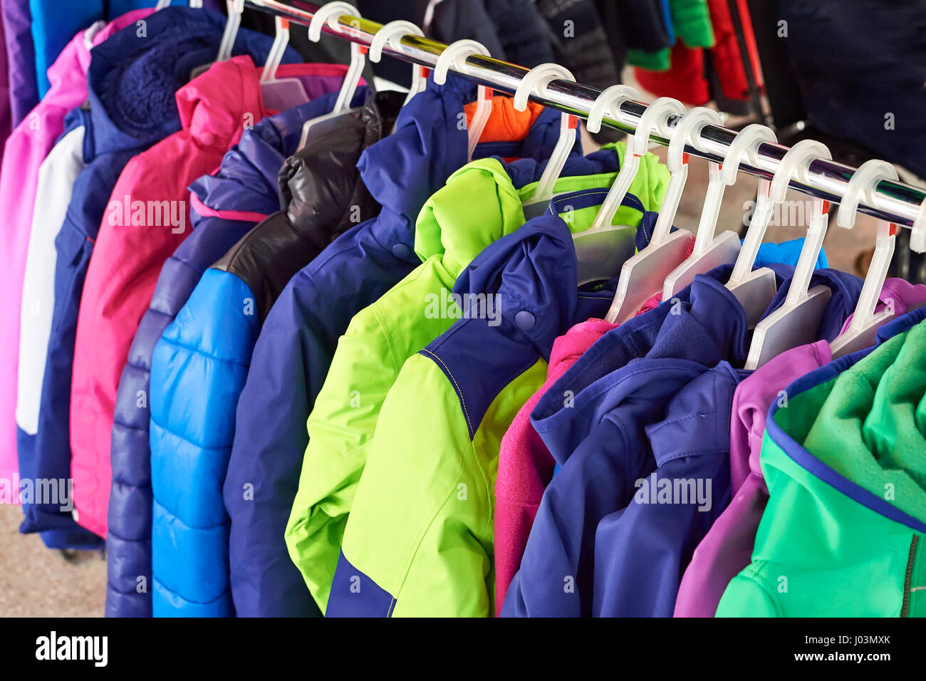 Kinder Sport Winterjacke auf einem Kleiderbügel in der Filiale Stockfoto