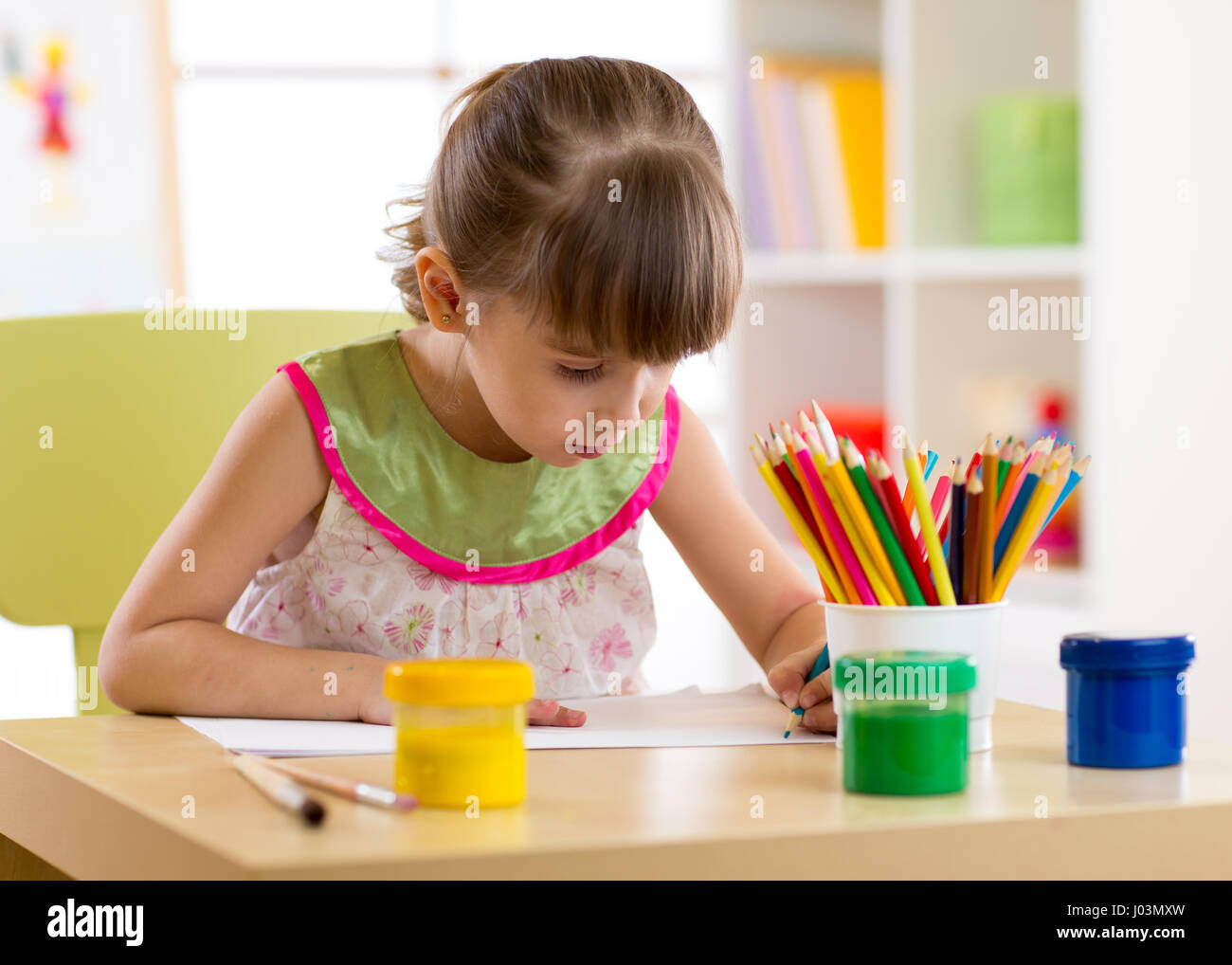 Niedliche Vorschulkind Kind Mädchen zeichnen mit Bleistiften zu Hause Stockfoto