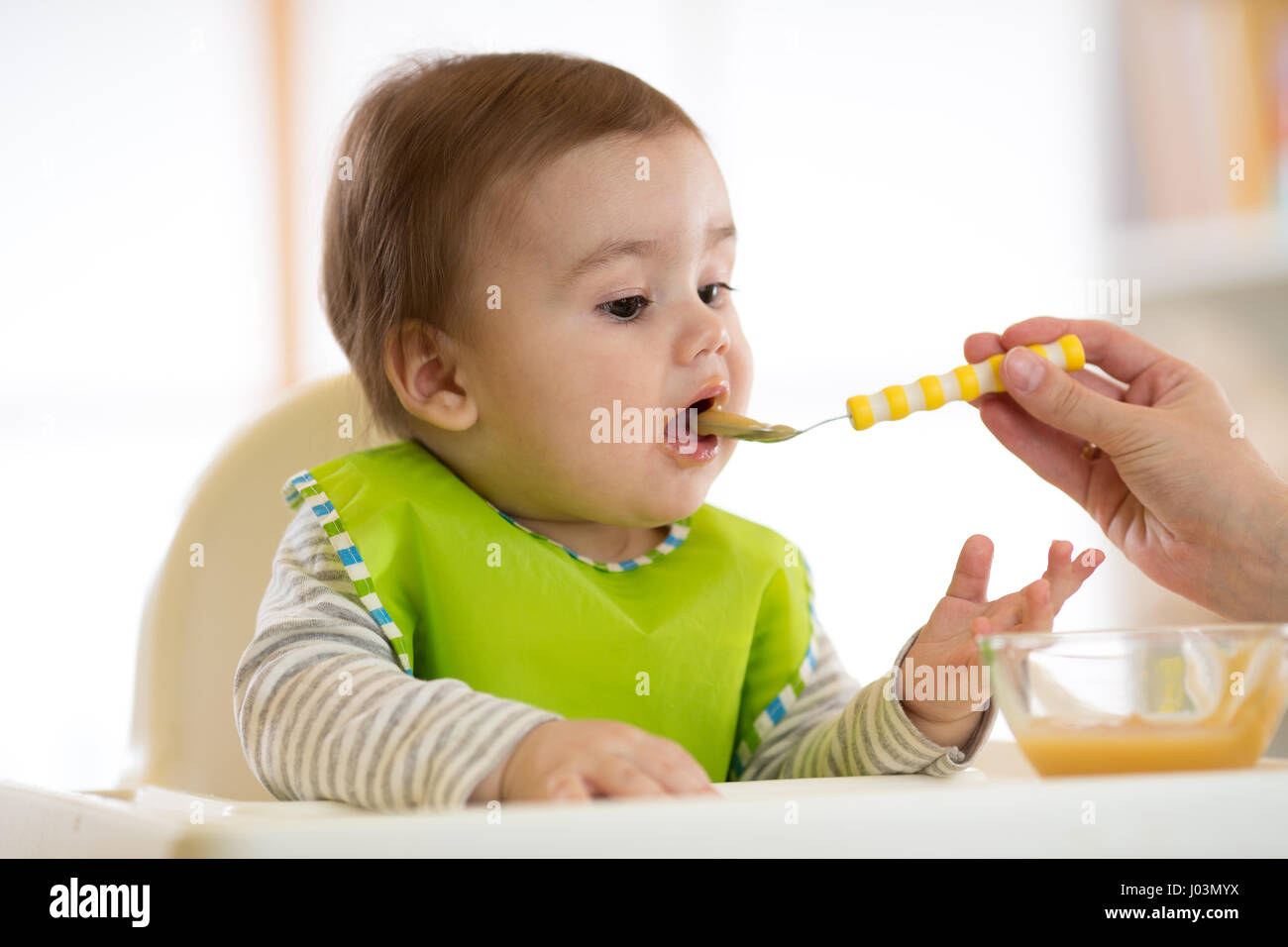Verzehr von Lebensmitteln mit Hilfe Mutter Baby Stockfoto