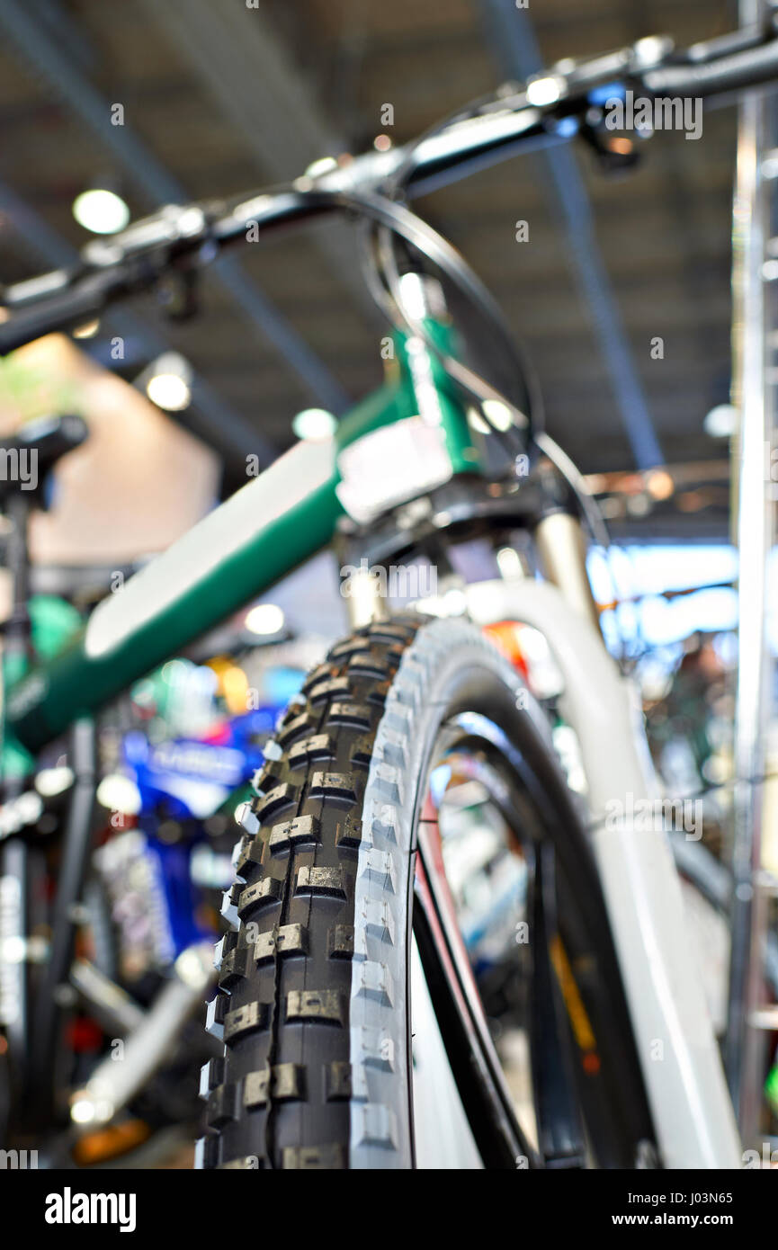 Sport Mountainbike in ein Fahrradgeschäft. Vorderansicht Stockfoto