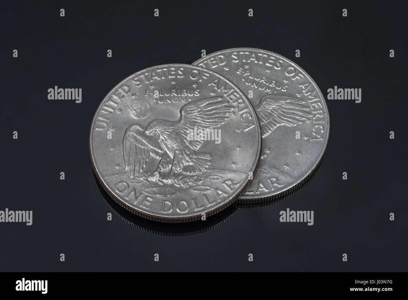 USA 1 Dollar / $1 Dollar Münze auf dunklem Hintergrund - Metapher für den  Dollar / US-Dollar/Dollar-Wechselkurs / Wand Straße / financial Markets  Stockfotografie - Alamy
