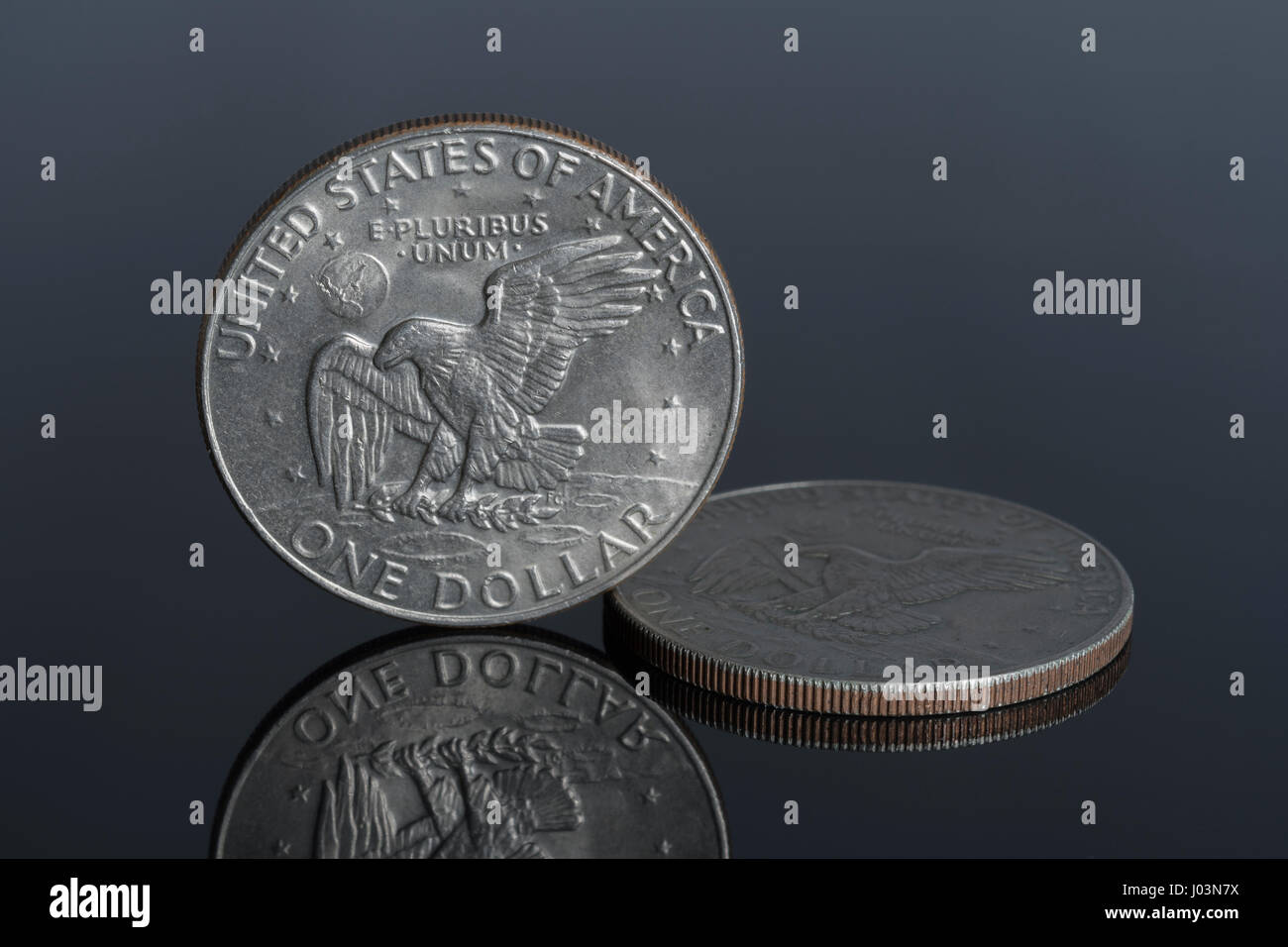 1-Dollar- / $1-Dollar-Münze AUF dunklem Hintergrund - für den Wechselkurs Dollar / US-Dollar / Dollar, US-Finanzmärkte, US-Bankenkrise. Stockfoto
