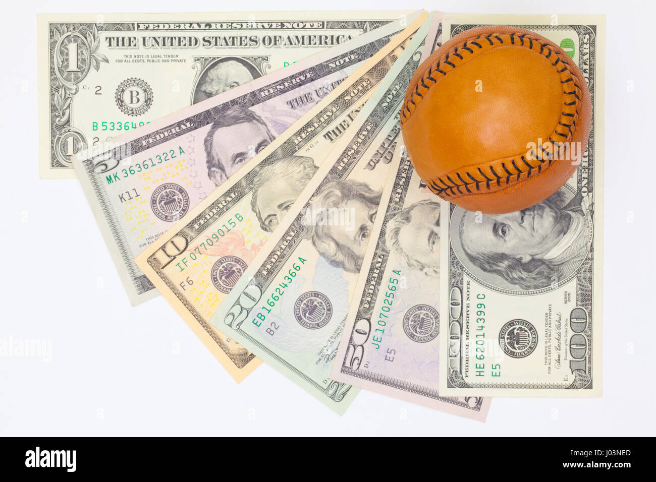 Lederball Baseball und us-Dollar-Banknoten auf dem weißen Tisch. Flache Laien Fotografie Stockfoto