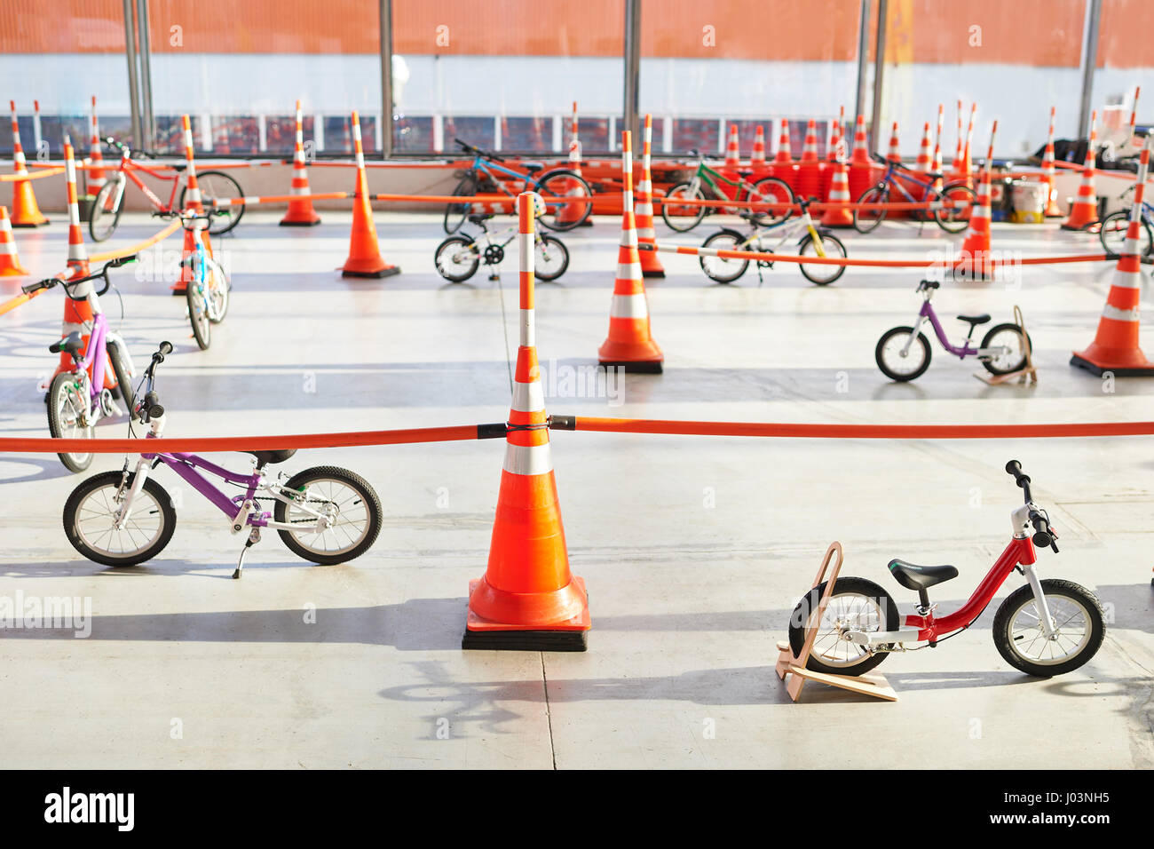 Kinder Fahrrad-Trainingsgelände im Innenbereich Stockfoto