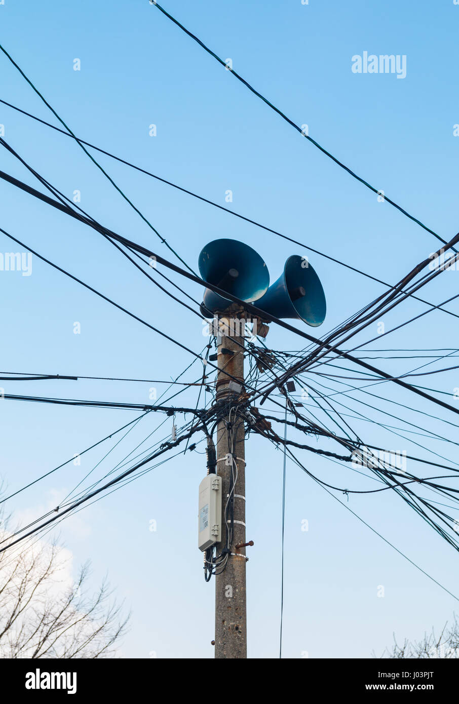 Alte Lautsprecher mit elektrischer Draht Stockfoto