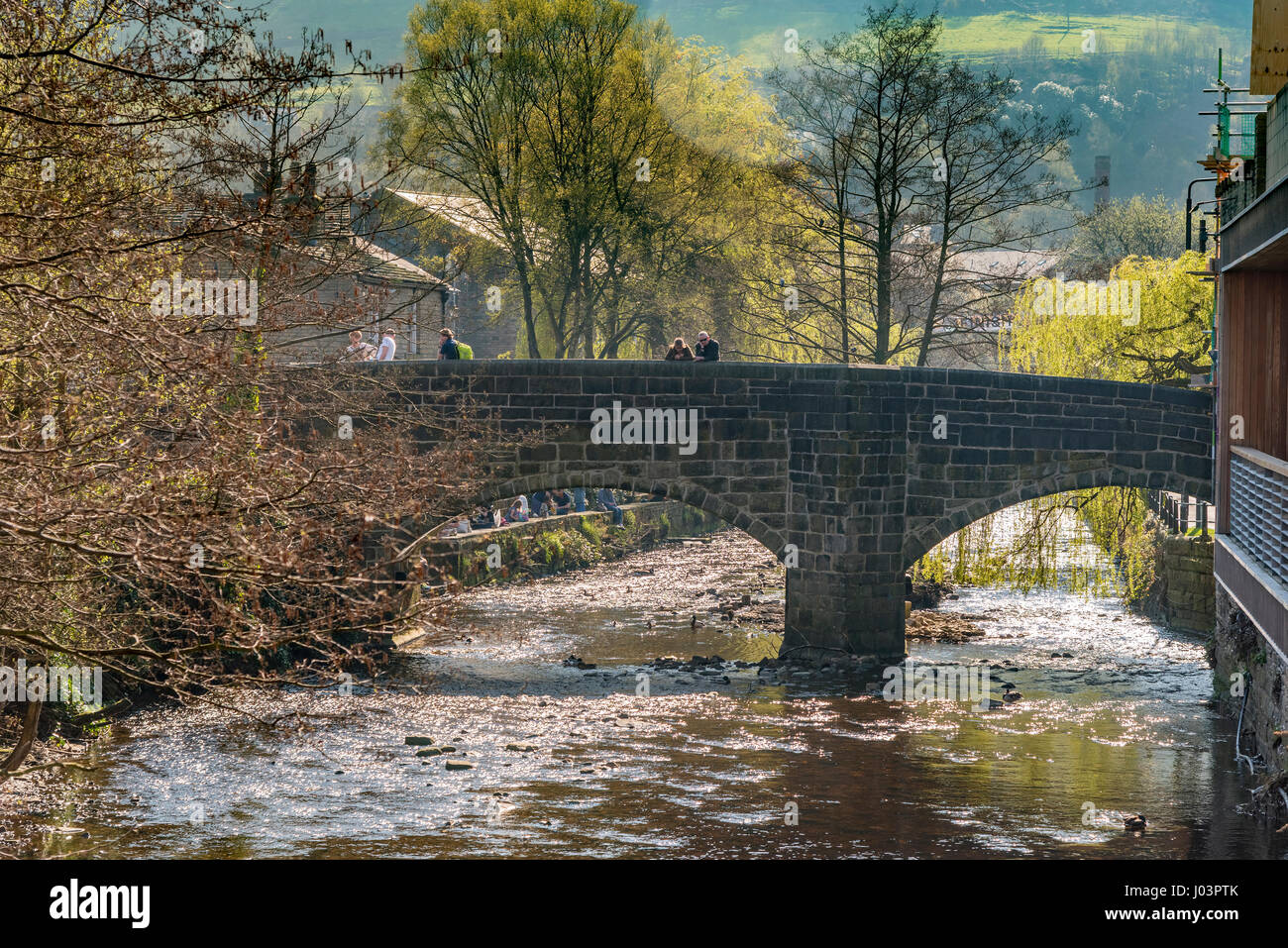 Die alten Lastesel-Brücke über den Fluss Calder im Zentrum von Hebden Bridge. Calderdale West Yorkshire. Stockfoto