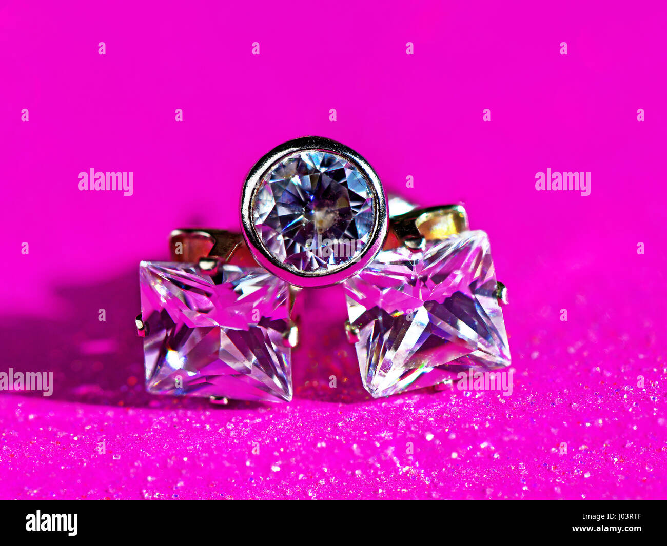 Diamant wie kubische Zirkonium Ring und Zipfelbildung Schmuck Stockfoto