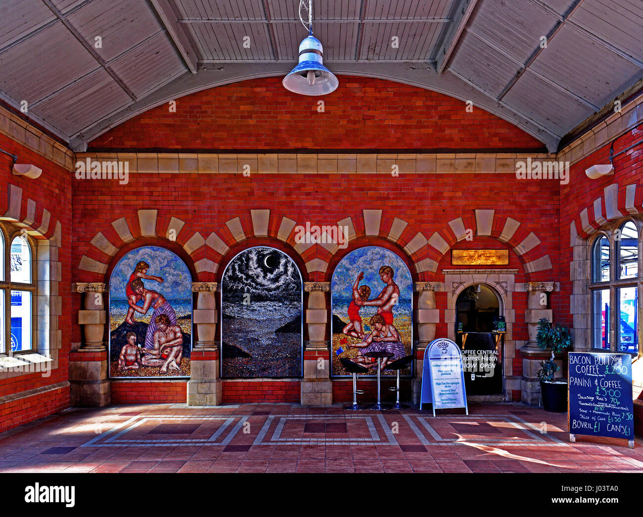 Whitley Bay Metro Mosaiken und zentrale Kaffee bar Stockfoto