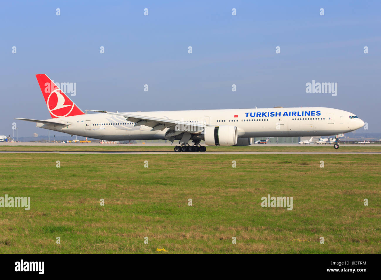 Stuttgart/Deutschland 10. März 2017: Boeing 777 aus dem türkischen am Stuttgarter Flughafen. Stockfoto