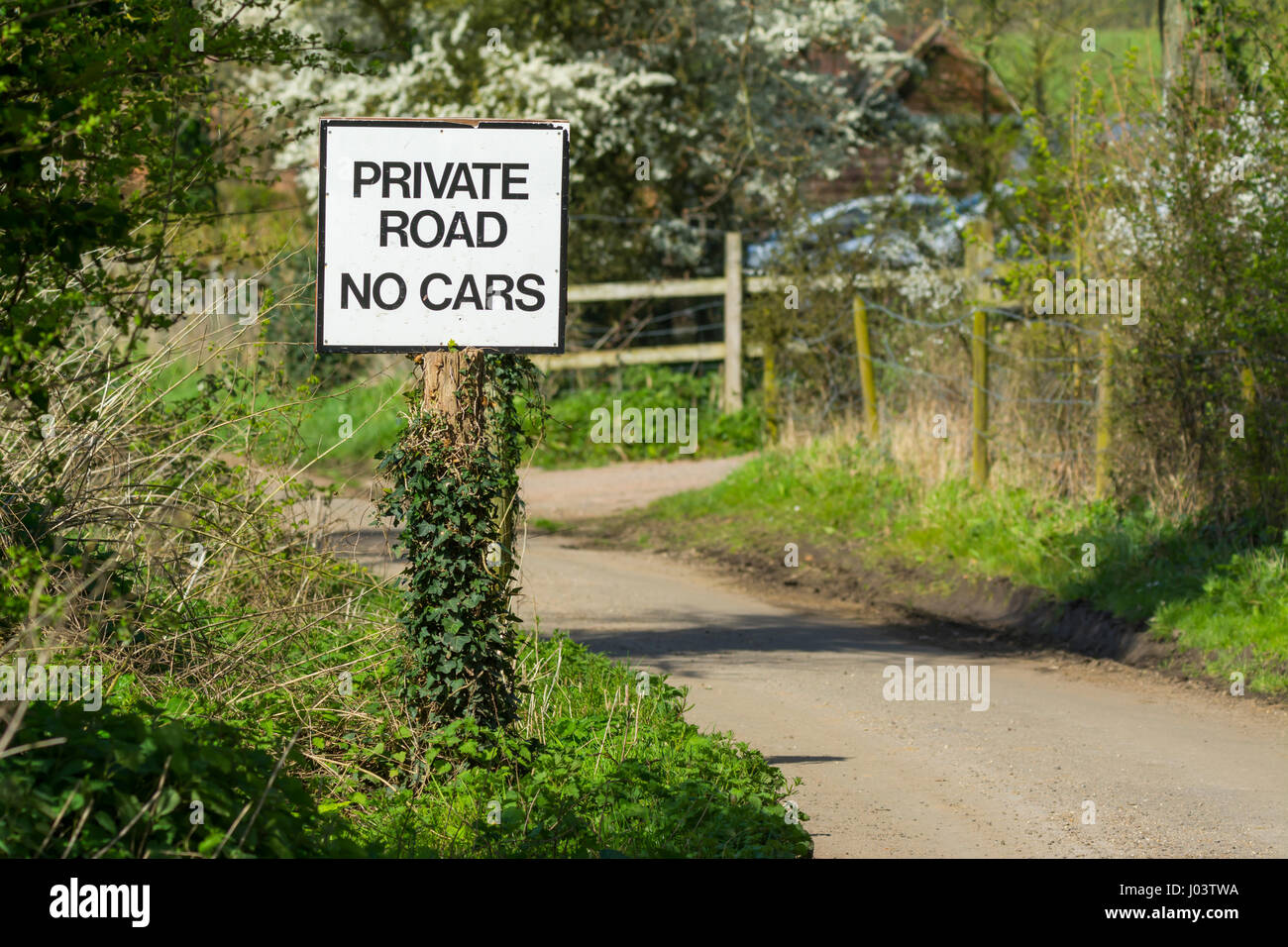 Privatstraße, keine Autos-Zeichen Posten auf einem Land Straße im Vereinigten Königreich. Stockfoto