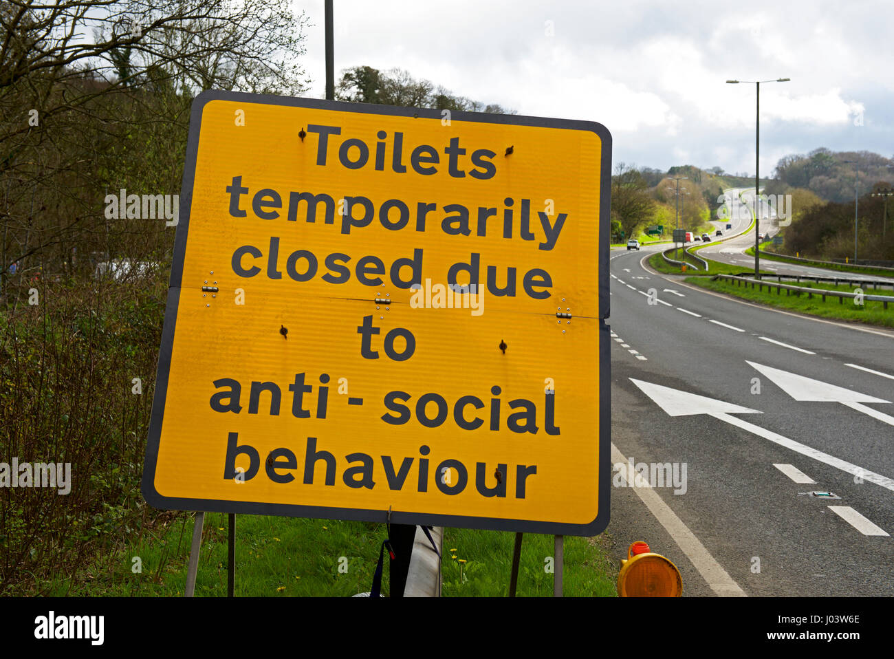 Anmelden - Toiletten vorübergehend geschlossen wegen anti-soziales Verhalten - Cornwall, England, Großbritannien Stockfoto