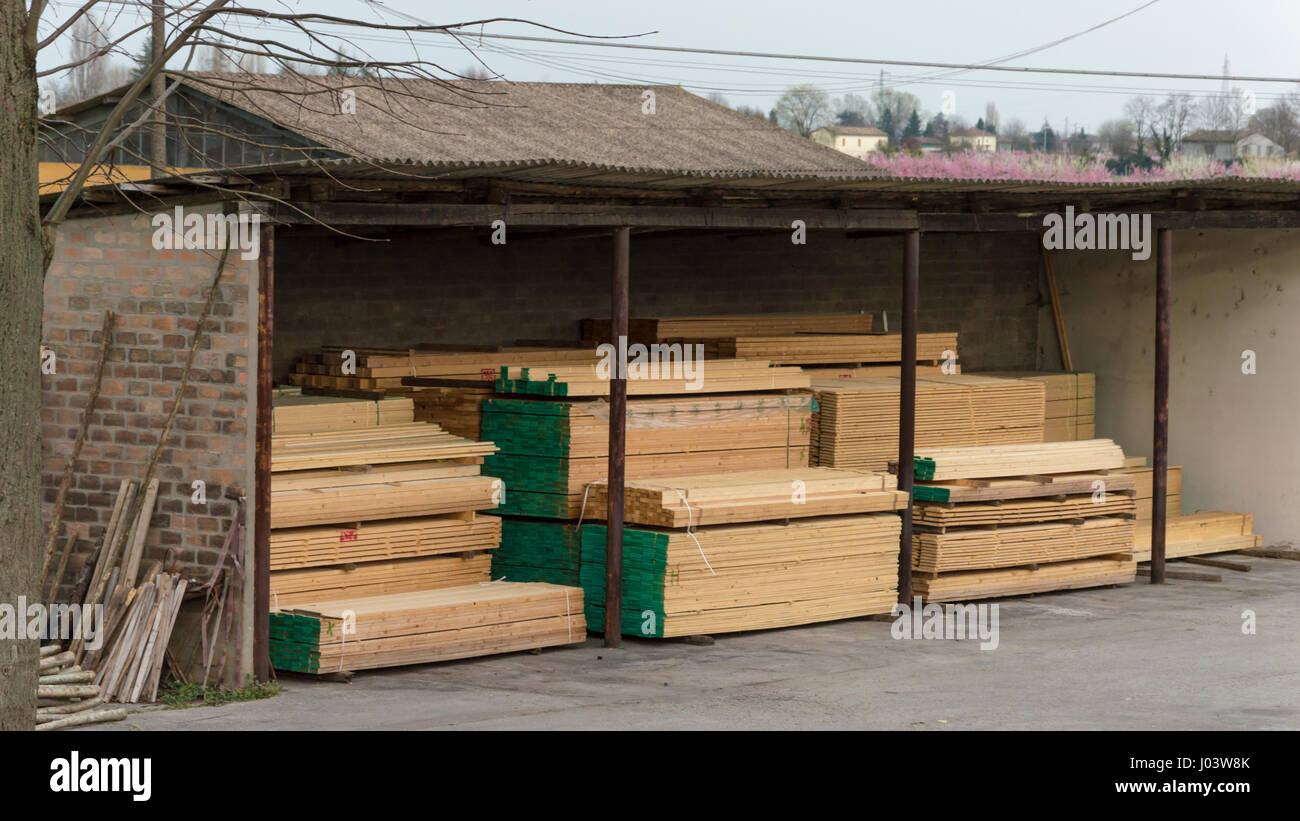 Einfassung Board im Stapel gespeichert in einem kleinen Lagerhaus Stockfoto