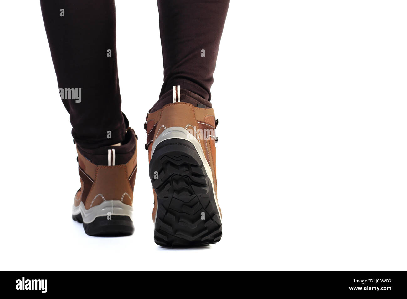 Mann-Füße in neuen Trekkingschuhe isoliert auf weißem Hintergrund. Gutes Schuhwerk Hintergrund. Stockfoto