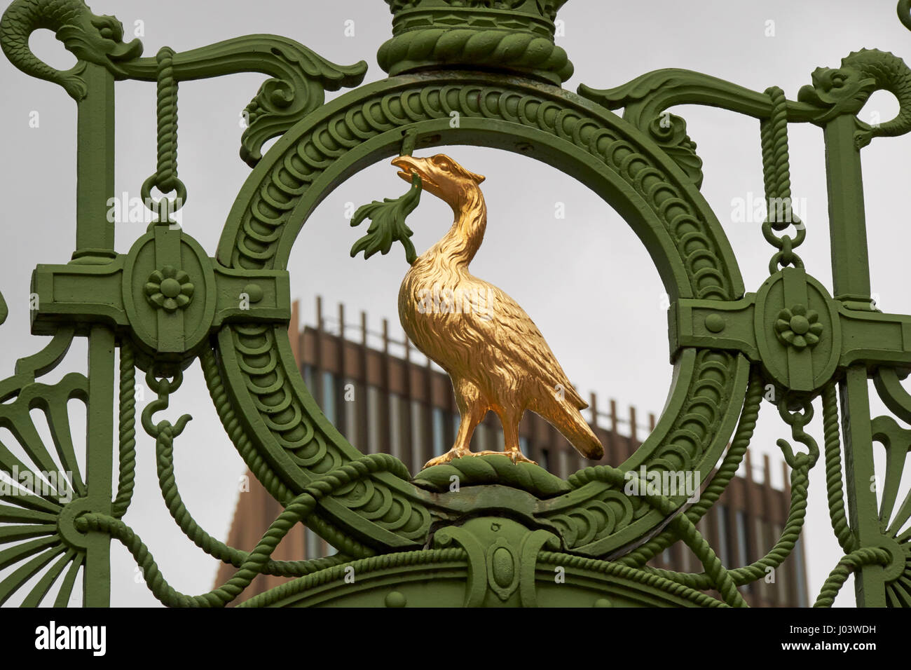 Goldene Leber Vogel vor den Toren der alten Seefahrer zu Hause jetzt in Liverpool ein Liverpool UK Stockfoto