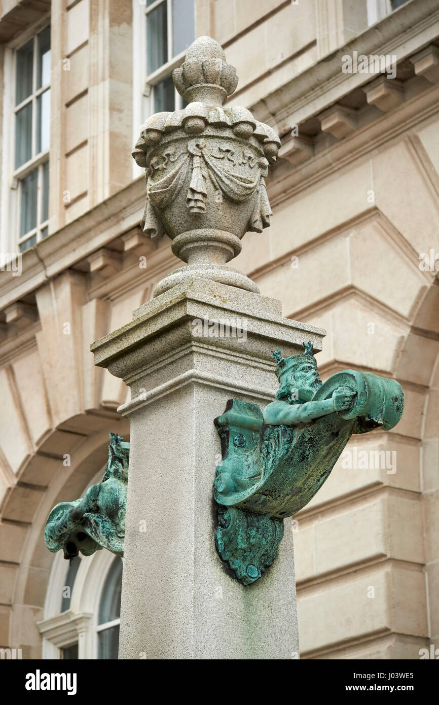 Meeresgott Neptun Bronze Skulpturen auf die Beleuchtung an der Port of Liverpool building UK Stockfoto