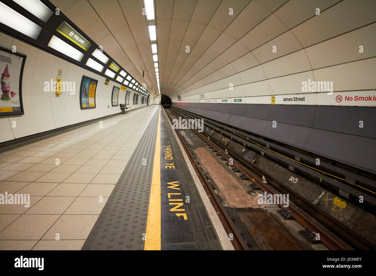 gelbe Linie und Nieten Texturen Kacheln markieren Rand der Plattform in der James Street u-Bahn Bahnhof Liverpool UK Stockfoto