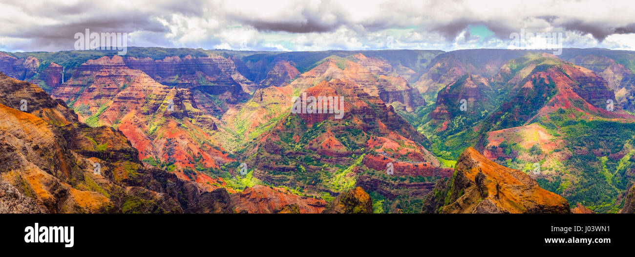 Panoramablick auf dramatische Landschaft in Waimea Cayon, Kauai, Hawaii, USA Stockfoto