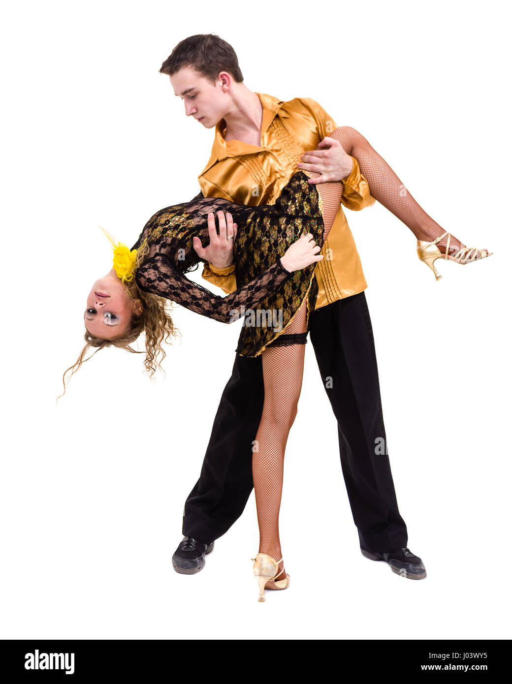 Volle Länge des jungen Ballett Paare tanzen gegen isoliert weiss Stockfoto