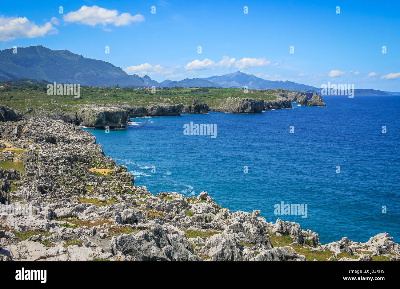 Malerische Küste bei Cabo de Mar zwischen Llanes und Ribadesella, Asturien, Nordspanien Stockfoto