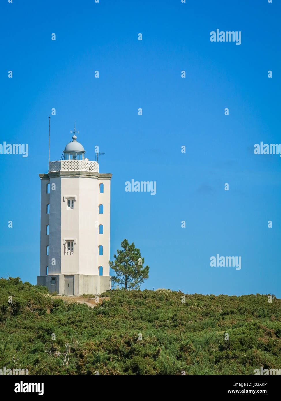 Großer Leuchtturm am Mera Kap (Punta de Mera) in der Nähe von Serantes, A Coruña Provinz, Galicien Stockfoto