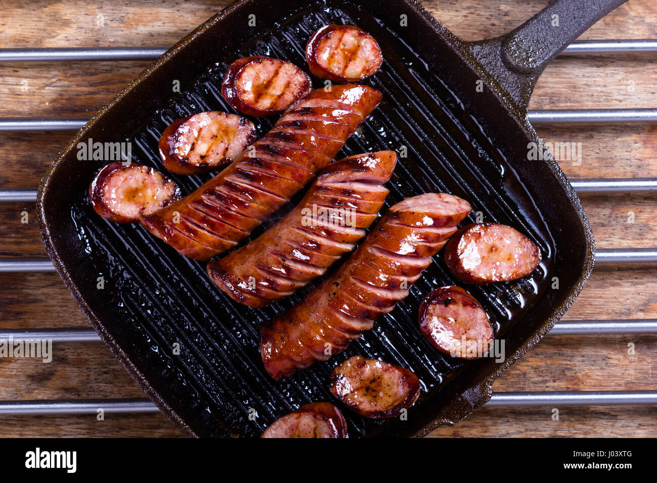 Polnische traditionelle Würste gebraten auf einer gusseisernen Pfanne. Stockfoto