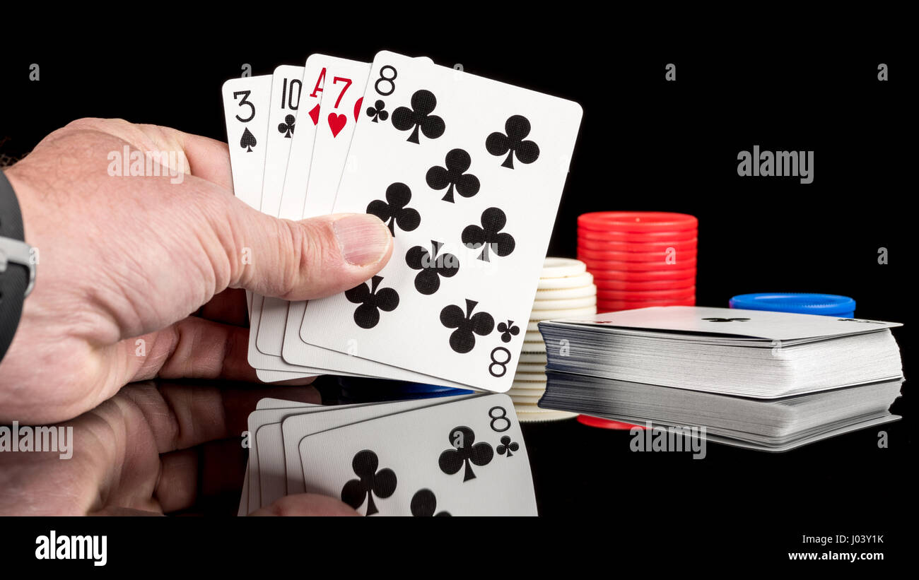 Hand mit Karten und Poker-chips Stockfoto