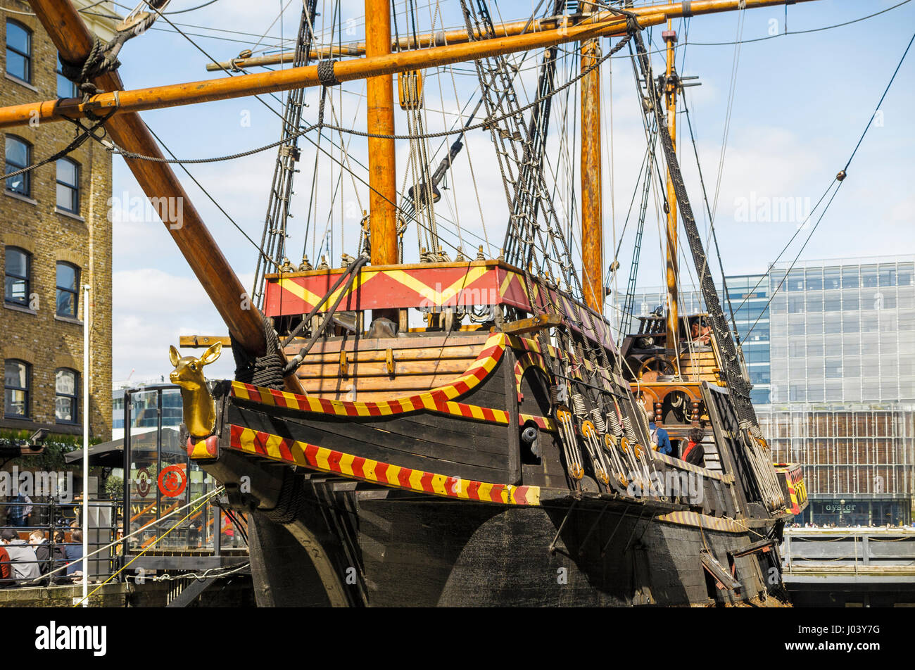 Masten und Takelage des Replikats von der Golden Hind, Golden Hinde II vertäut am St. Mary Overie Dock, Bankside, London, eine beliebte Touristenattraktion Stockfoto