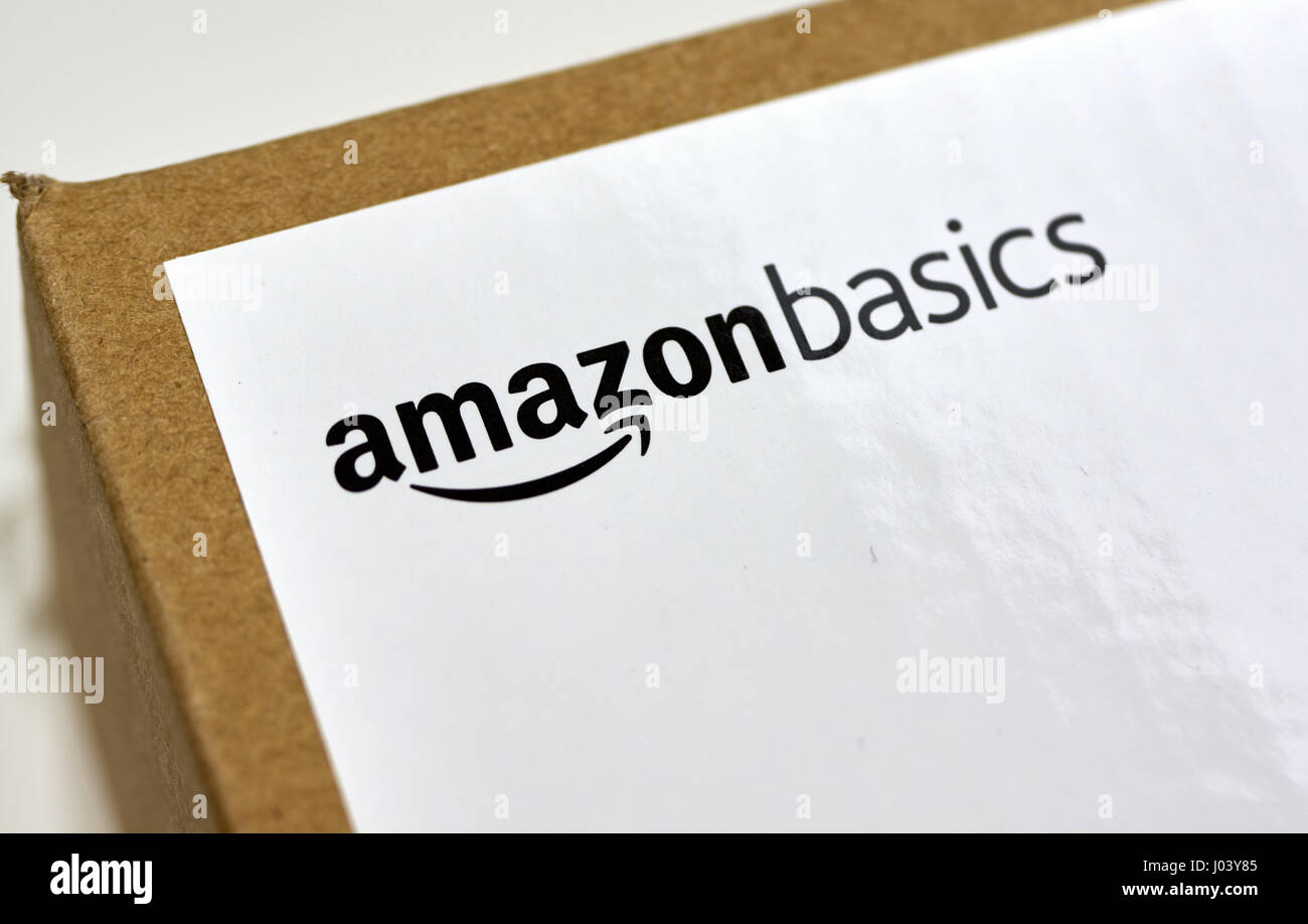 MONTREAL, Kanada - 28. März 2017: Amazon Basics Versandkarton mit Marken-Label drauf. Amazon ist eine amerikanische e-Commerce und Cloud computing Stockfoto