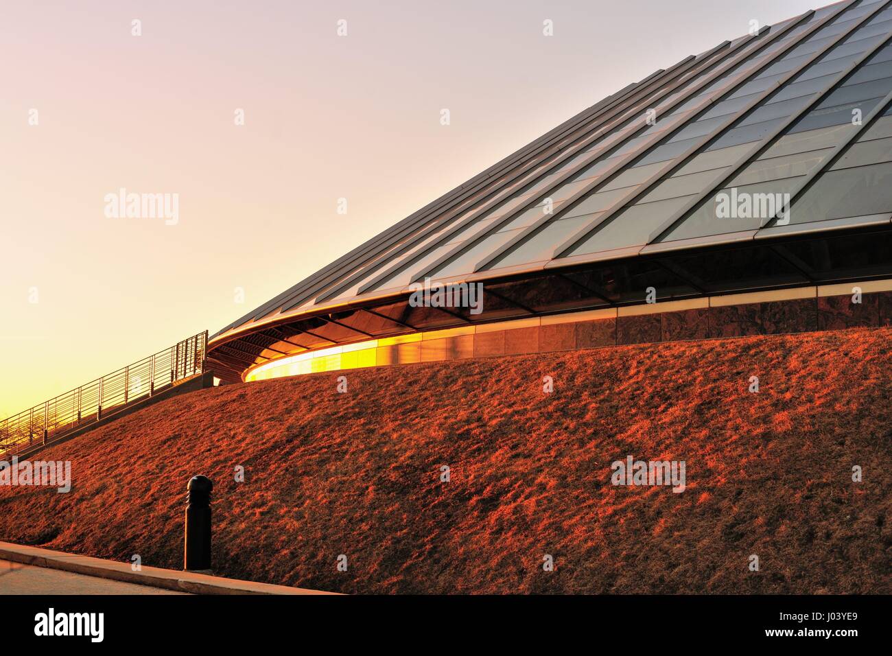 Ein modernes Teil der Adler Planetarium spiegelt die aufgehende Sonne. Chicago, Illinois, USA. Stockfoto
