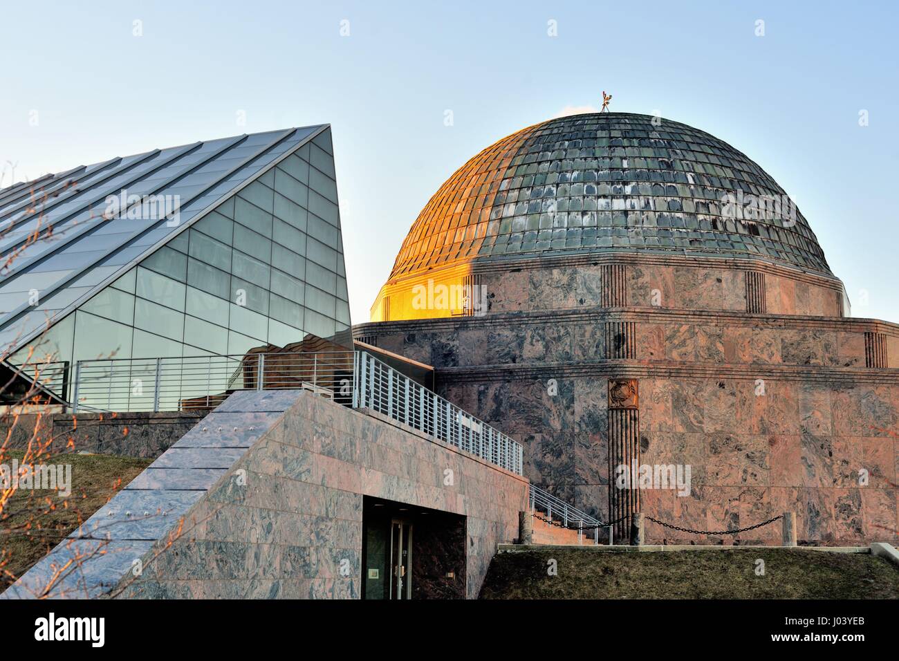 Die Adler Planetarium spiegelt die aufgehende Sonne. Chicago, Illinois, USA. Stockfoto