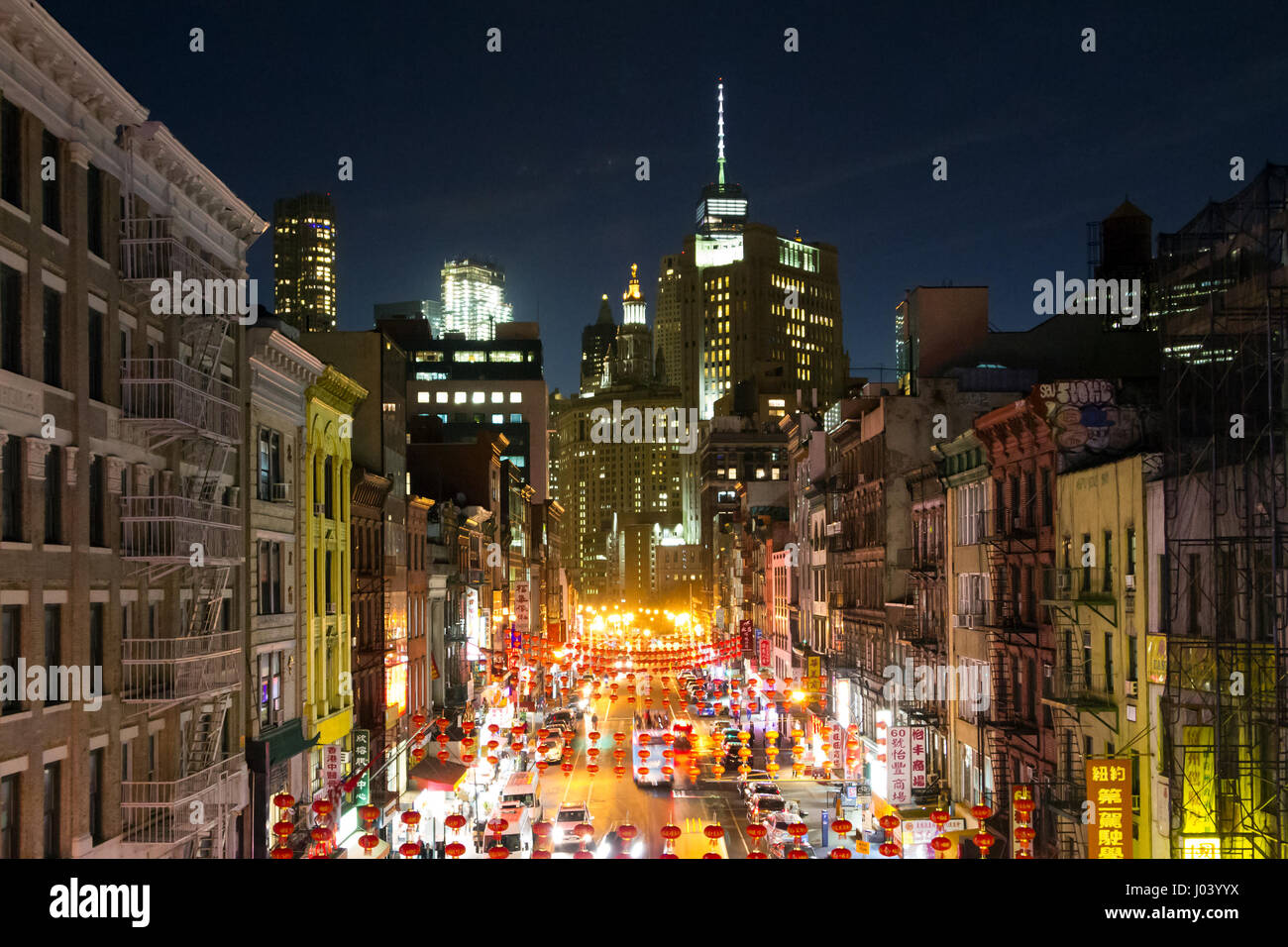 NEW YORK CITY - 24. Februar 2017: Die bunten Straßen von Chinatown Leuchten mit Menschen nachts ein arbeitsreiches Wochenende in der Innenstadt von Menschen, Autos und Geschäfte Stockfoto
