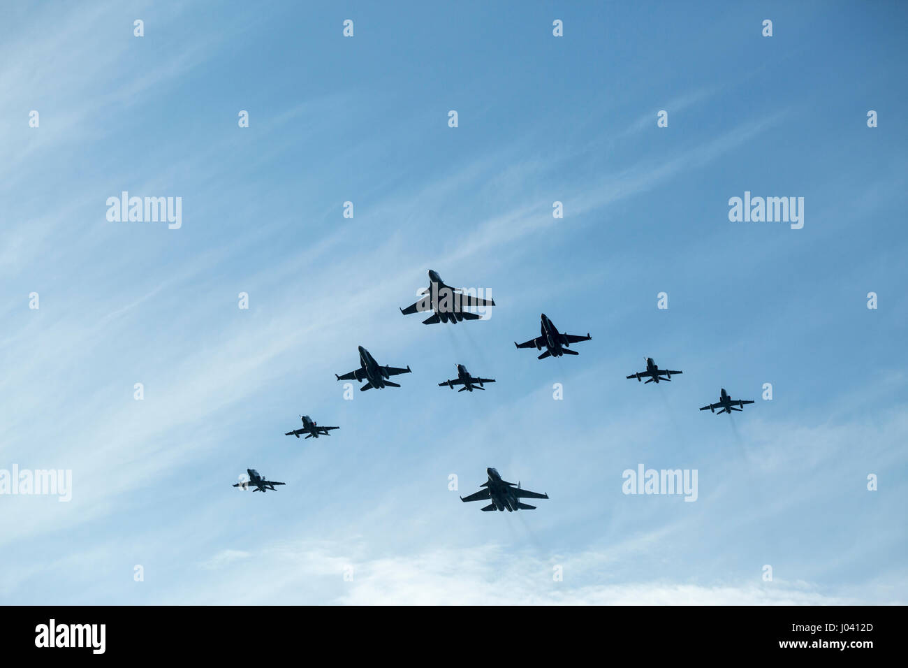 Royal Malaysian Air Force Flugzeuge fliegen in Formation auf Langkawi International Maritime und Luft-und Raumfahrt (LIMA) Ausstellung 2017 Stockfoto