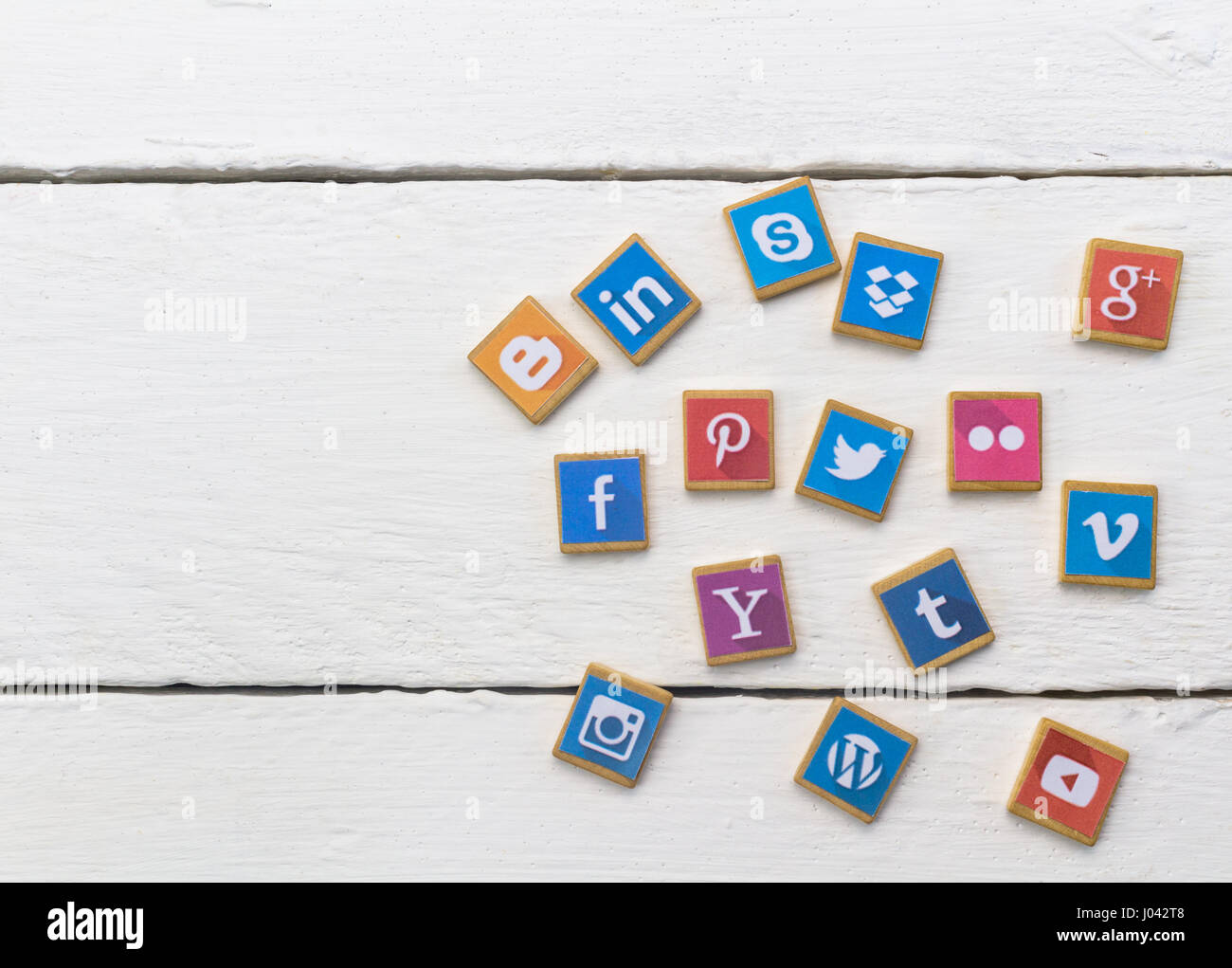 QUEENSTOWN, Südafrika - 9. April 2017: Social Media Logo beliebte Kollektion gedruckt und auf Holz scrabble Spielsteine isoliert auf weiß wo Stockfoto