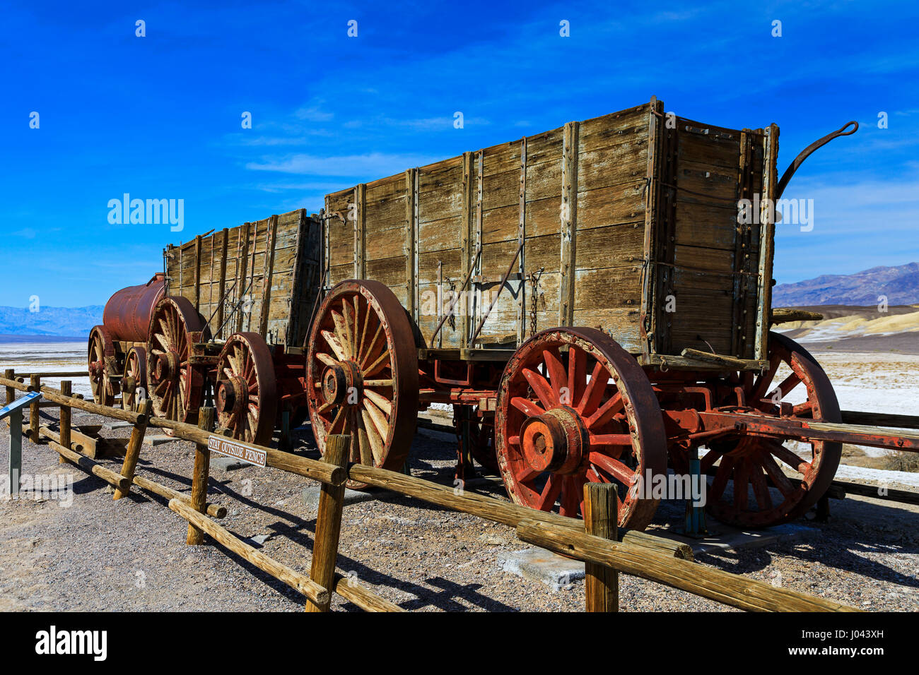Dies ist eine Ansicht von zwei der 20 Mule Team-Erz-Wagen und einem Wasser-Wagen auf dem Display an der Harmony Borax Works in Death Valley Nationalpark, Kalifornien Stockfoto
